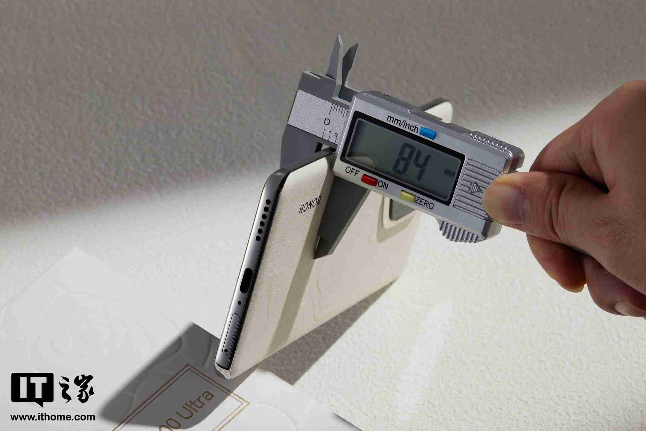 荣耀 300 系列手机图赏：首次引入 Ultra，浮雕印花，大自然美学