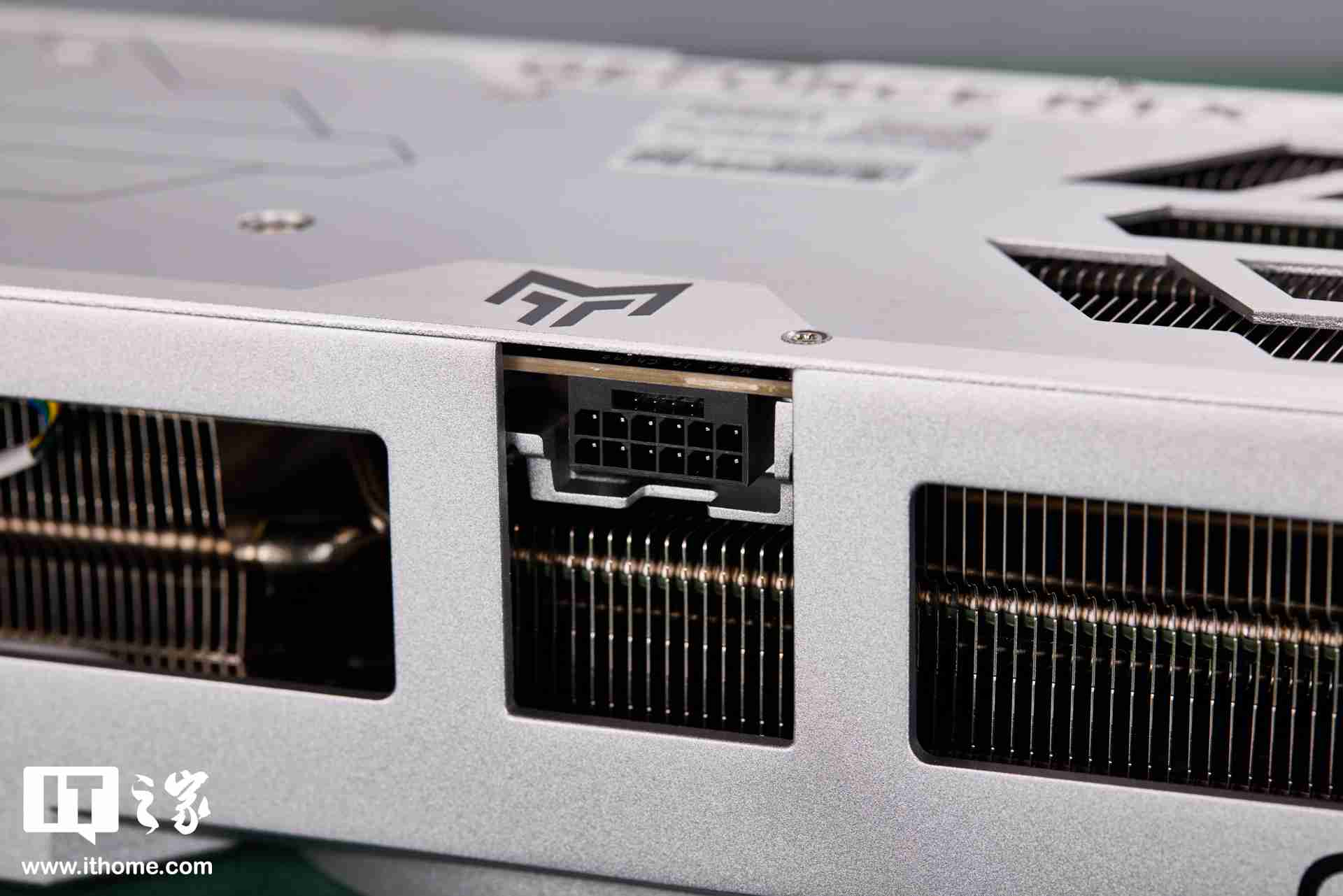 影驰 GEFORCE RTX 4070Ti SUPER 金属大师 Plus OC 图赏，硬派金属风，旗舰同款散热