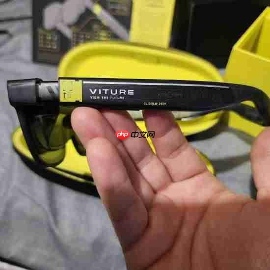 《赛博朋克》联名款XR眼镜实拍：120Hz刷新率 可编程灯带