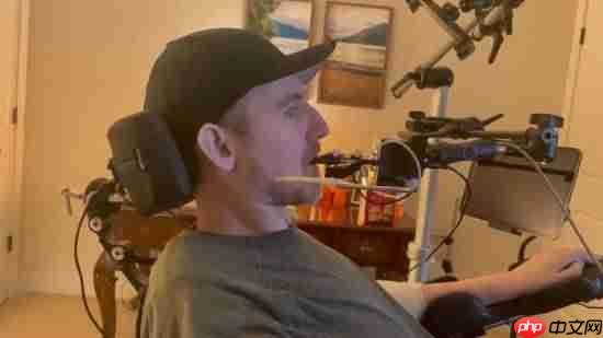 马斯克改变游戏!瘫痪玩家脑机接口"意念"玩FPS！