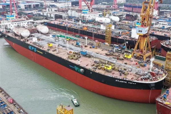 能装10800辆！国内建造的最大汽车运输船出坞