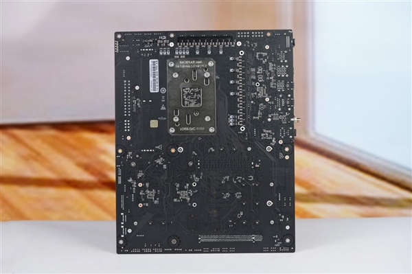 刷新超频记录！七彩虹iGame X870E Vulcan OC V14图赏