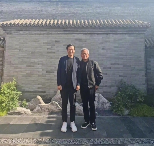 英伟达员工晒年会最牛年终奖：黄仁勋亲笔签名的皮衣