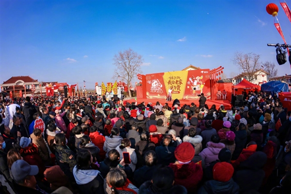 刘强东父母回光明村过年：穿儿媳买的大衣很朴实