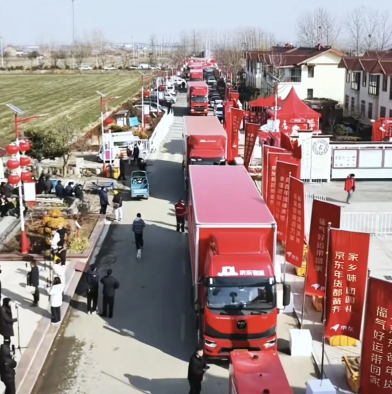 刘强东父母回光明村过年：穿儿媳买的大衣很朴实