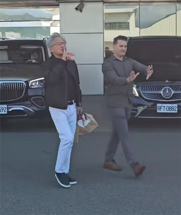 黄仁勋现身中国台湾：下飞机给媒体发养乐多和三明治