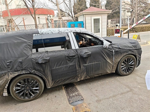 新一代理想L9内饰疑曝光：大联屏依旧 但一个家族化设计被砍