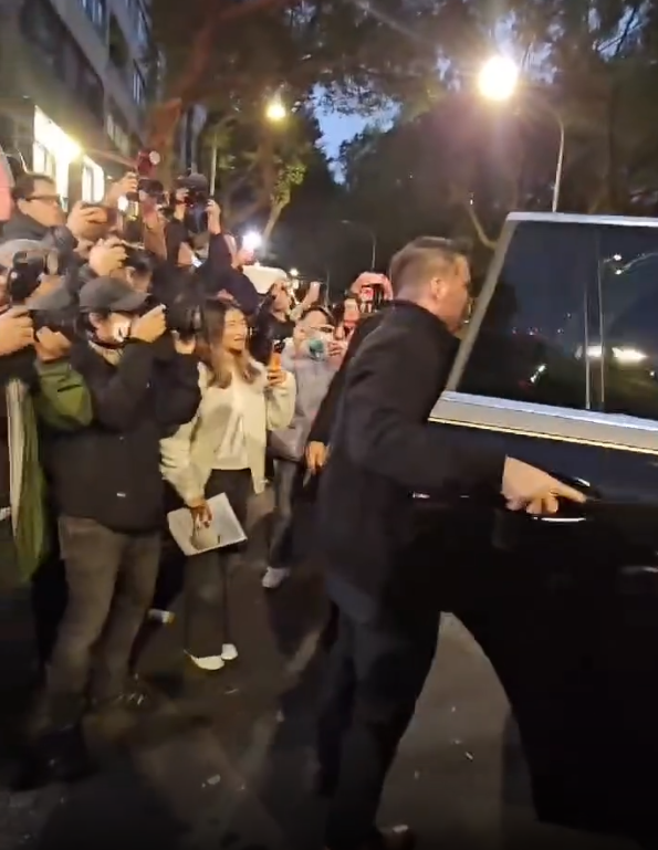 黄仁勋换车了！奔驰迈巴赫GLS 600双拼色车身、大饼轮毂霸气侧露