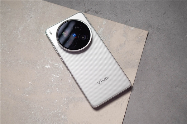影像灭霸归来 vivo X300 Ultra入网：首发蔡司双2亿组合