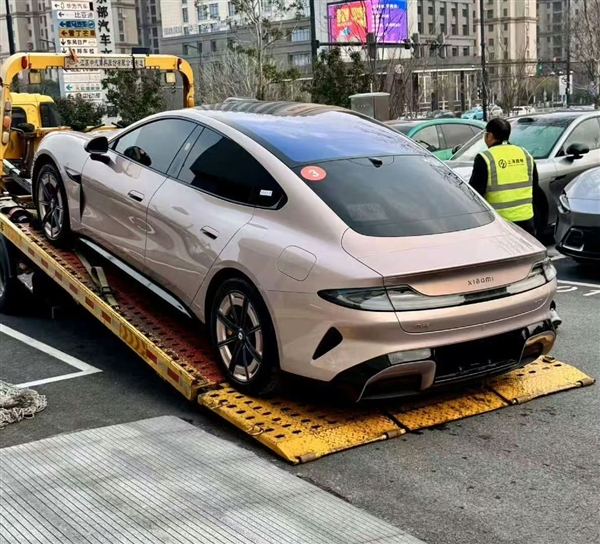 22.99万起售 全新小米SU7流金粉实车曝光：女车主又要暴增了