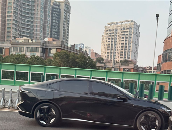 马斯克妈妈闹了个乌龙:错把深蓝当成特斯拉